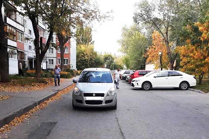Во дворе дома на Ленинском проспекте под колеса автомобиля попала женщина с трехлетним ребенком