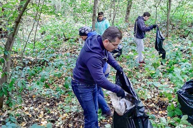 жители убирают мусор в лесу 21 сентября 2019 года