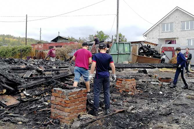 Неравнодушные тольяттинцы помогли расчистить участок местной жительнице, у которой сгорел дом