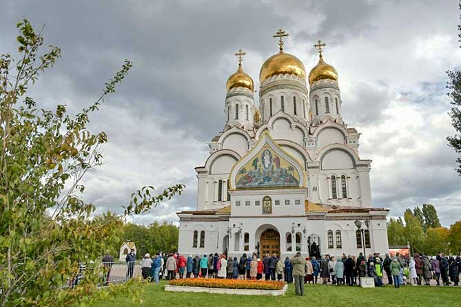 Глава Русской Православной церкви Патриарх Кирилл провел всенощное бдение в Спасо-Преображенском соборе в Тольятти