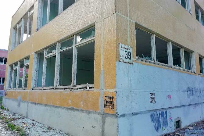 Стекла разбиты, дверные проемы сломаны: Суд обязал привести в порядок заброшенное здание в Тольятти