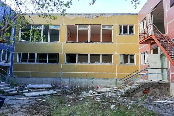 заброшенное здание на улице Свердлова 39 с разбитыми окнами