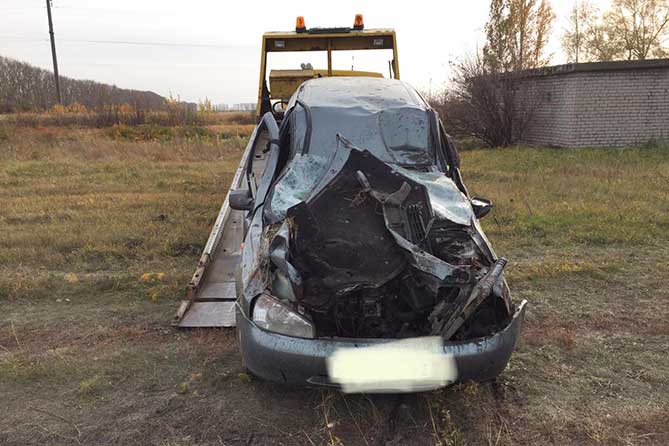Под Тольятти «Калина» врезалась в бетонный блок и перевернулась: Водитель погиб